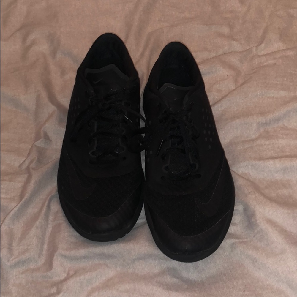 Black nike trainers